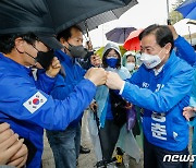 시민들과 인사 나누는 김영춘 후보