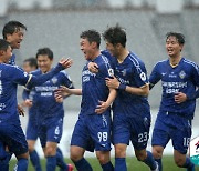 '최규백 결승골' 충남 아산, 경남 2-1 격파..부산-안산 1-1 무승부