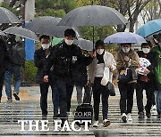 비 오는날 시민에 우산 씌워준 경찰 [TF사진관]