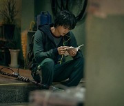 송강, 넷플릭스 '스위트홈' 비하인드컷.. "진지한 눈빛과 표정"