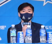 각오 밝히는 석진욱 OK금융그룹 감독