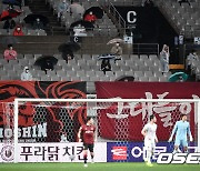 우산 쓰고 경기 바라보는 축구팬들 [사진]