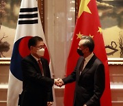 [속보]왕이 "한국과 한반도 문제 정치적 해결 프로세스 추진"