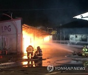 [1보] 광주서 LPG 충전소 폭발 후 화재..진화 중