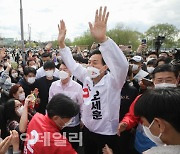 [포토]'시민들에게 손 흔들며 인사하는 오세훈'