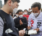 [포토]'시민에게 사인해주는 오세훈'