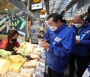 [포토]'옥수수 구매하는 이낙연'