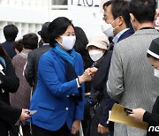 천주교 신자들과 인사 나누는 박영선 후보