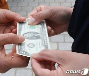 '행운의 2달러' 선물 받는 박영선
