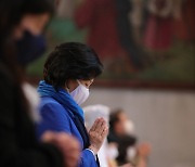 명동성당 부활절미사 참석해 기도하는 박영선