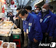 전통시장 상인들에게 지지호소하는 이낙연