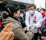 시민들 손잡는 박형준 후보