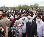 시민들과 함께 기념촬영하는 오세훈·안철수