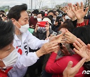 한강공원에서 시민들과 인사 나누는 오세훈