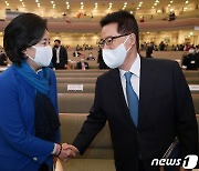 박지원 국정원장과 인사 나누는 박영선