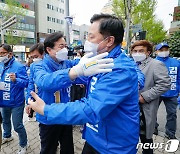 김두관 의원과 포옹하는 김영춘 후보