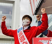 홍대입구역에서 지지호소하는 송명숙 후보