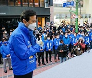 광복로에서 지지 호소하는 김영춘 후보