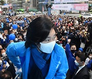 마지막 주말, 유세차 오르는 박영선