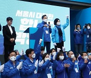 이낙연 선대위원장과 함께 지지호소하는 박영선