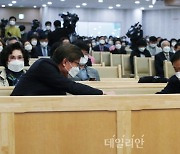 <포토> 부활절 연합예배 참석해 인사하는 김영춘-박형준