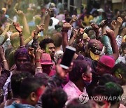 인도 코로나19 확진 하루에만 9만3000여명..'경제수도' 뭄바이 봉쇄