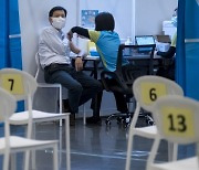 홍콩 기업인들, 비자 받기 위해 중 백신 접종