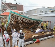 "빗 속에도 먼지구름 치솟아"..2명 앗아간 한옥집 붕괴 순간