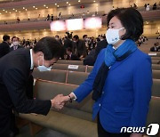 부활절 예배, 말없이 악수만..박영선-오세훈 '팽팽한 긴장감'