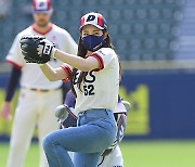 [MD포토] 브레이브걸스 유정 '완벽한 투구폼'