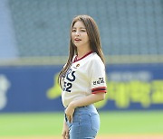 [MD포토] 브레이브걸스 유정 '멋진 야구장 공연을'