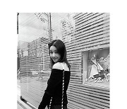 김빈우, 명품백+블랙 오프숄더로 뽐낸 세련미..173cm 환상 비율 [SNS★컷]