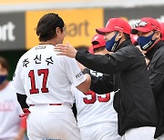 '데뷔 첫 승' 김원형 감독 "선수들 고마워, 계속 좋은 경기력 보일 것"