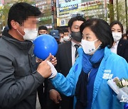 시민들과 인사하는 더불어민주당 박영선 서울시장 후보