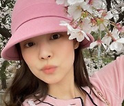 블랙핑크 제니, 500만원대 명품 카디건 입고 벚꽃 구경 "핑크 팝콘"[★SHOT!]