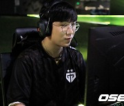 '정규시즌 2위의 힘' 젠지, T1 상대 4강전 기선 제압 [LCK]