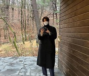 '신민아♥' 김우빈, 우월한 188cm도 사진 찍어주기엔 진심 [스타IN★]