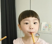 '문희준♥소율' 잼잼이, 간식 먹을 때도 빛나는 깜찍함 "초콜릿 과자 맛있어"