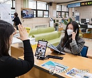 광진구, 코로나 검사 청각장애인 위한 수어통역 영상전화기 설치