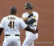 '첫 선발' 김하성, MLB 마수걸이 안타·타점·멀티히트 폭발(종합2보)