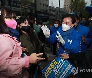 부산 중구 찾아 지지호소하는 김영춘