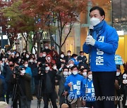 부산 시민들 앞에 선 김영춘