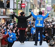 부산 시민들 앞에 선 김영춘