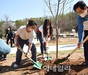 [포토]″시민들과 희망을 심습니다″..안병용 의정부시장, 기념식수 행사 참석