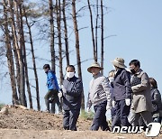 식목일에 어린이 만난 文 "나무 심어 지구도 지켜주길"