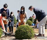 문대통령 내외 '식목일 나무심기'