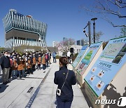 올바른 나무심기 방법 경청하는 문 대통령과 참석자들