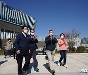 식목일 기념행사 참석하는 문재인 대통령과 김정숙 여사