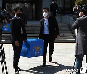 '인천시의원 부동산 투기 의혹'..압수물 들고 나오는 경찰