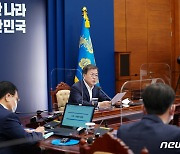 문재인 대통령 "방역수칙 준수 더 힘내달라"